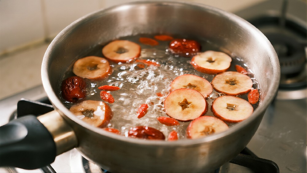摄图网_603450040_banner_锅中煮着山楂红枣枸杞等食材(企业商用).jpg
